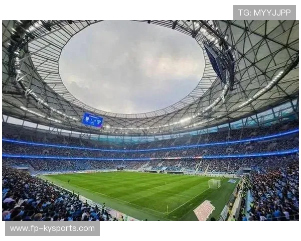 大连英博主场气氛火爆，球迷热情高涨，大连英雄室内足球场